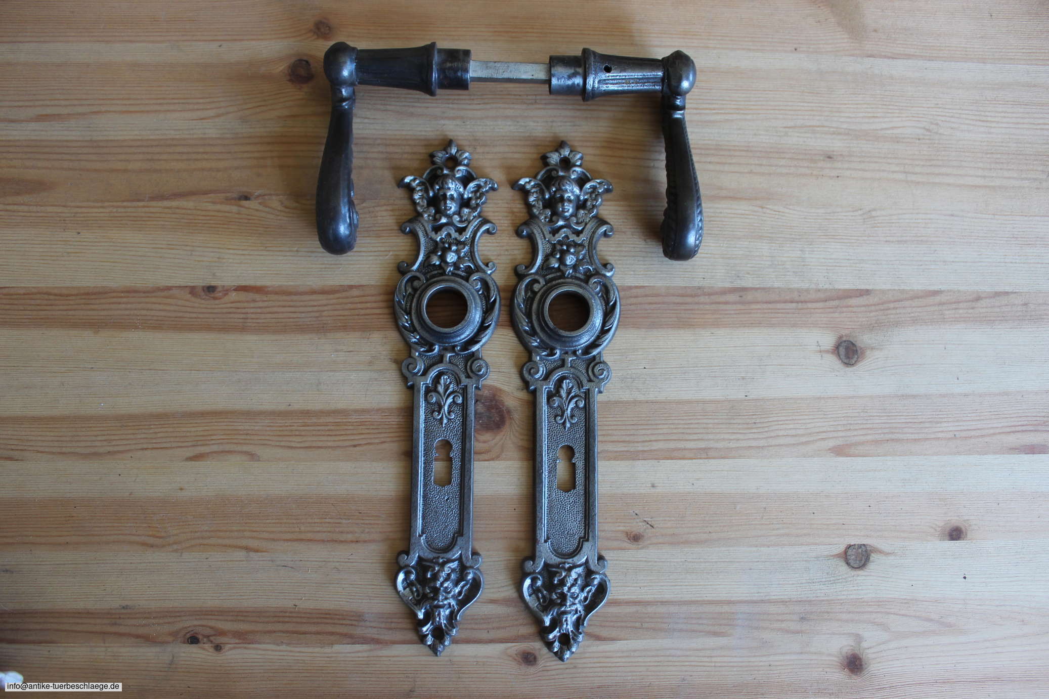 Historischer Türbeschlag, antike Türklinke aus der Gründerzeit um 1890 – Ansicht 1
