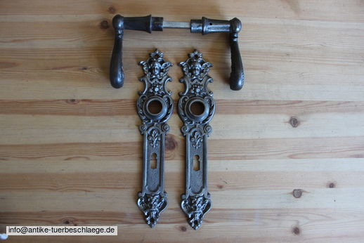 Historischer Türbeschlag, antike Türklinke aus der Gründerzeit um 1890