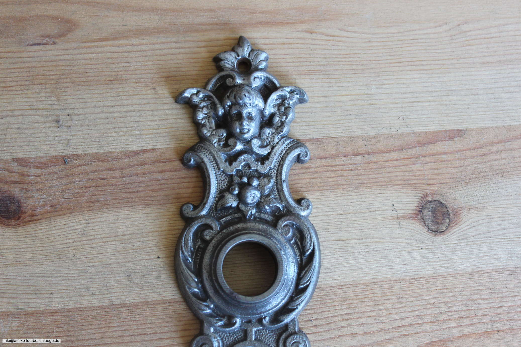 Historischer Türbeschlag, antike Türklinke aus der Gründerzeit um 1890 – Ansicht 2