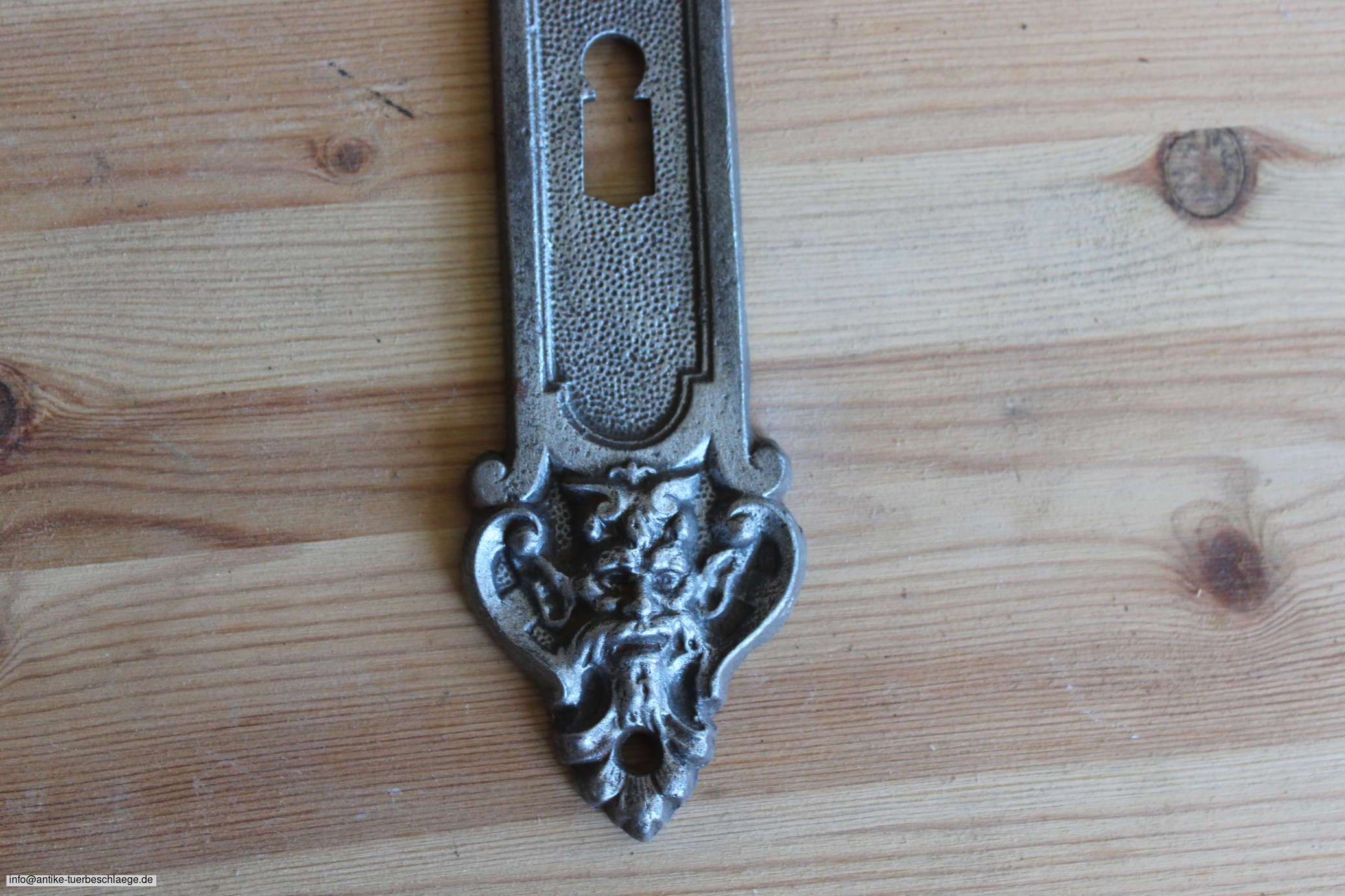 Historischer Türbeschlag, antike Türklinke aus der Gründerzeit um 1890 – Ansicht 3