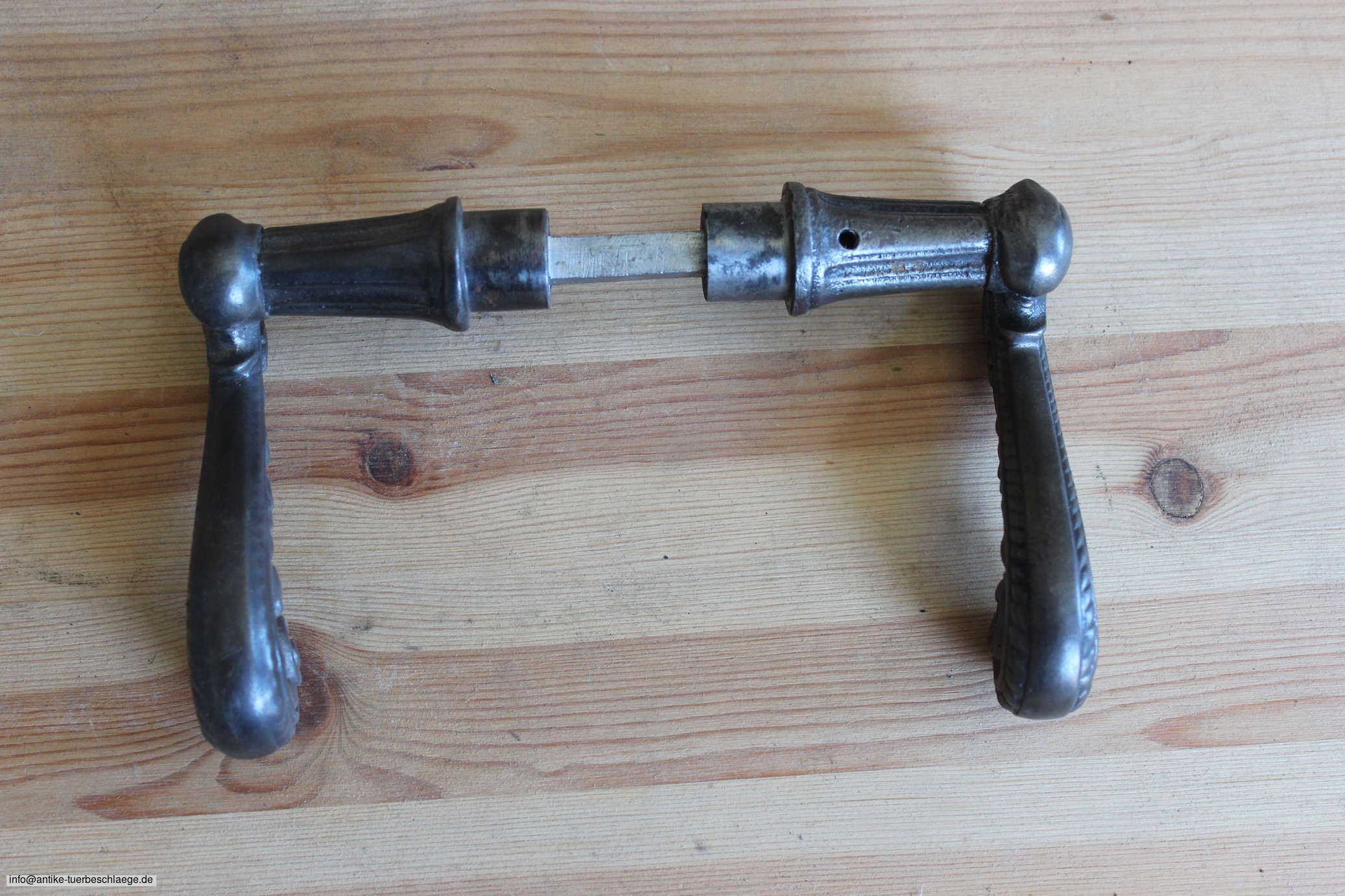 Historischer Türbeschlag, antike Türklinke aus der Gründerzeit um 1890 – Ansicht 4