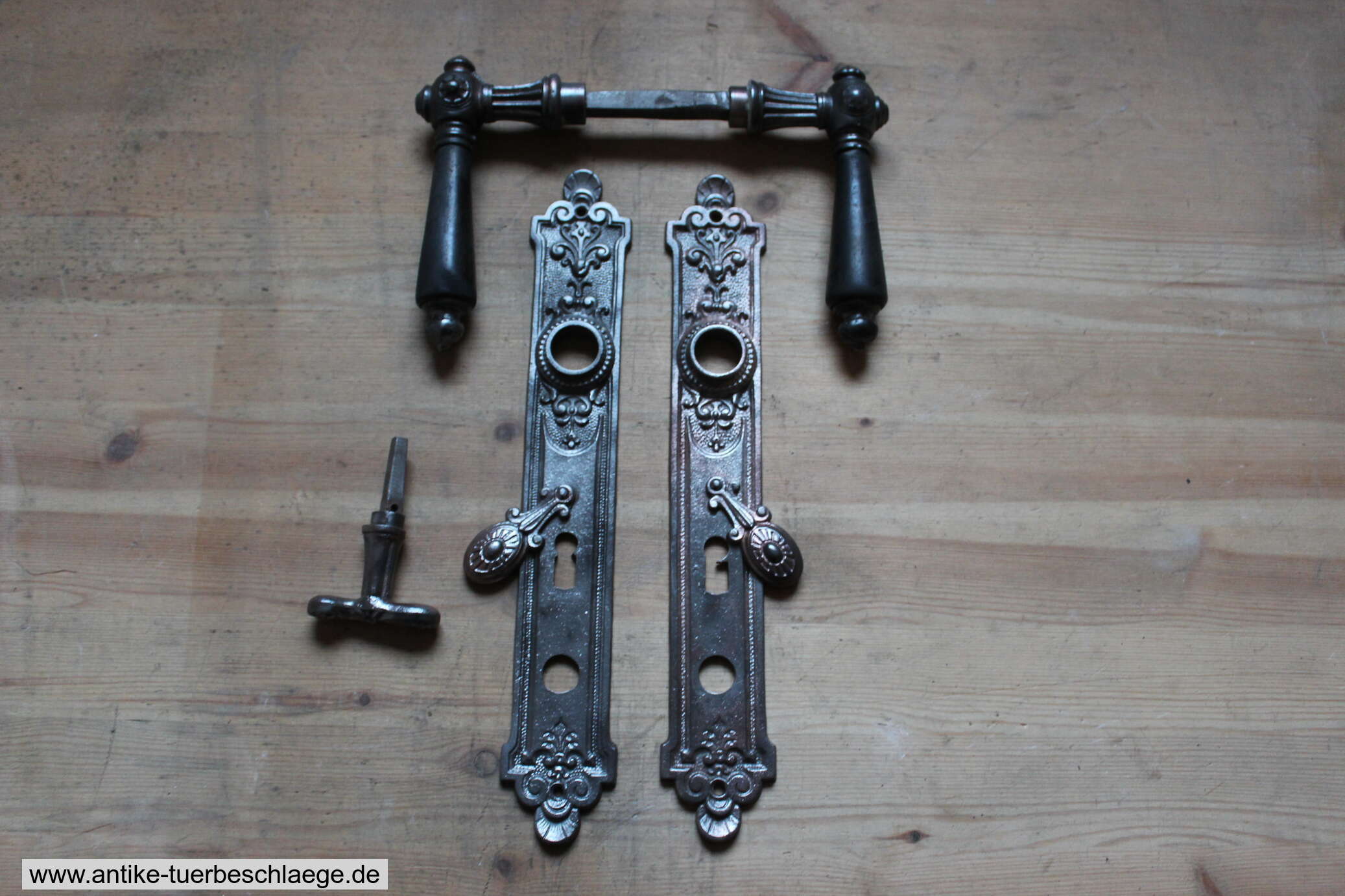 Antike Türklinke  Gründerzeit mit schlichtem Lilienmuster #2 – Ansicht 1