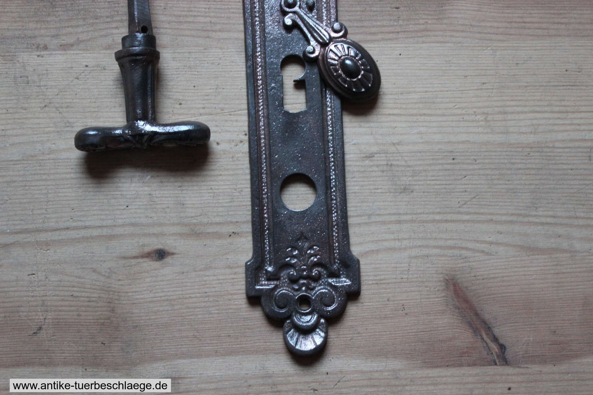 Antike Türklinke  Gründerzeit mit schlichtem Lilienmuster #2 – Ansicht 3