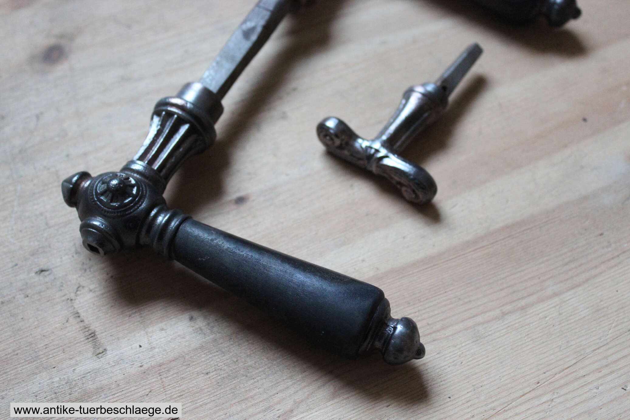 Antike Türklinke  Gründerzeit mit schlichtem Lilienmuster #2 – Ansicht 5