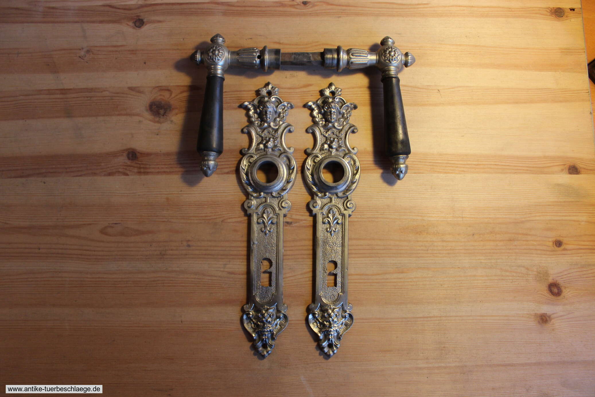 antike Drückergarnitur Engel / Teufel (Gründerzeit um 1890) – Ansicht 1