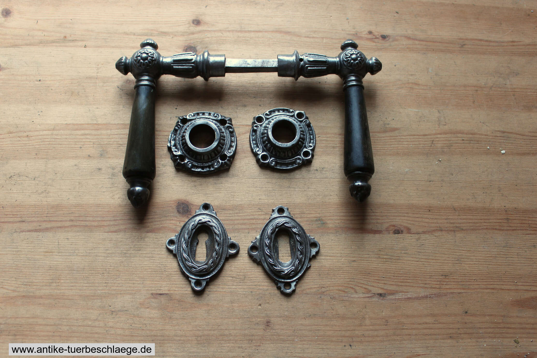 Türklinke aus Gusseisen mit Rosetten um 1890 – Ansicht 1