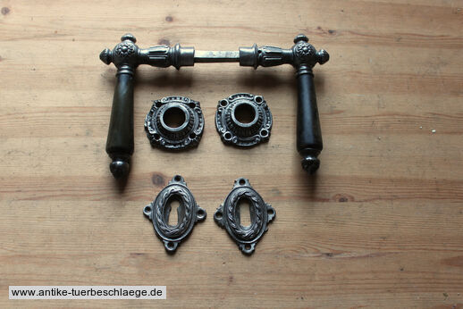 Türklinke aus Gusseisen mit Rosetten um 1890