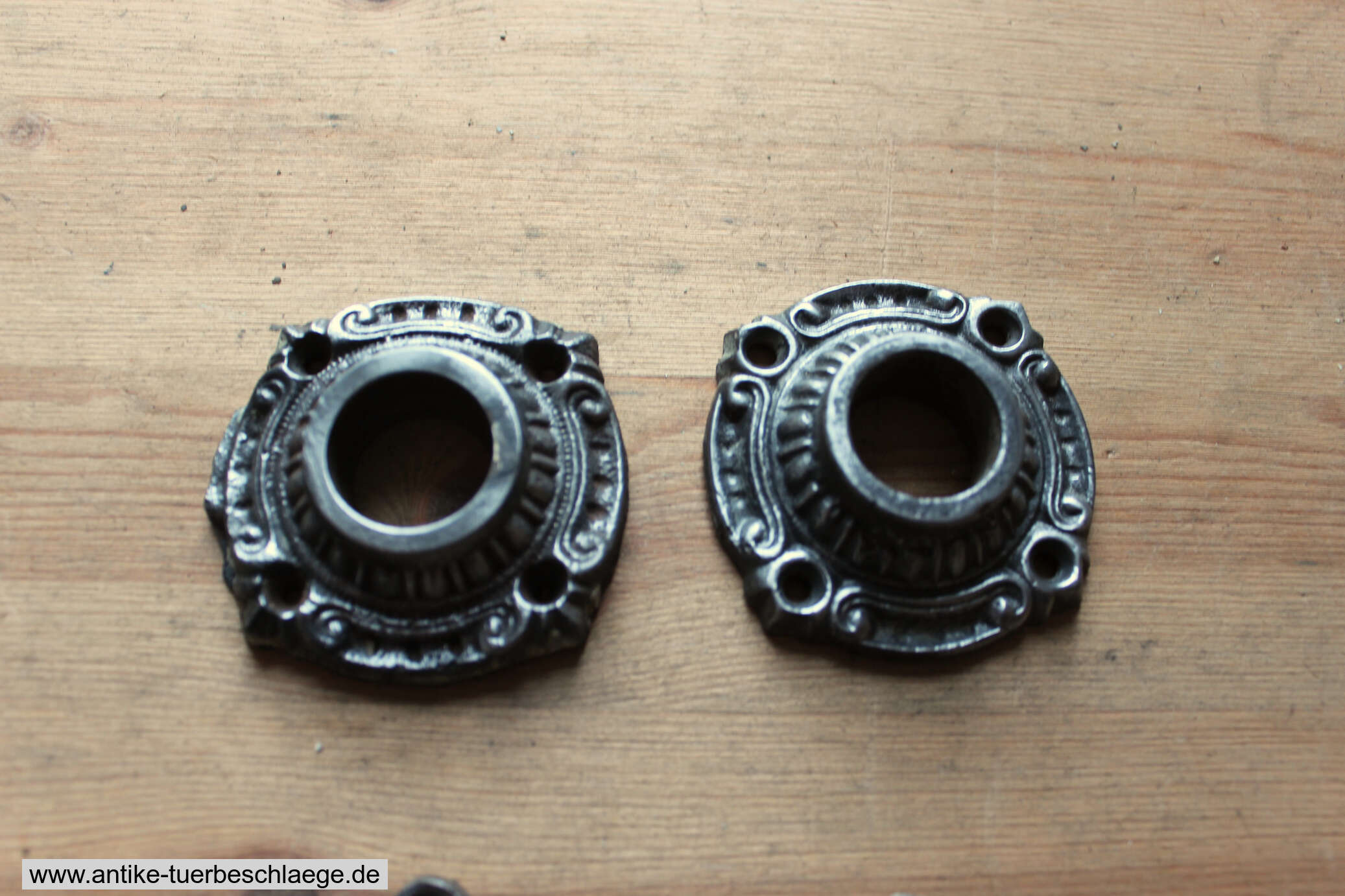 Türklinke aus Gusseisen mit Rosetten um 1890 – Ansicht 2