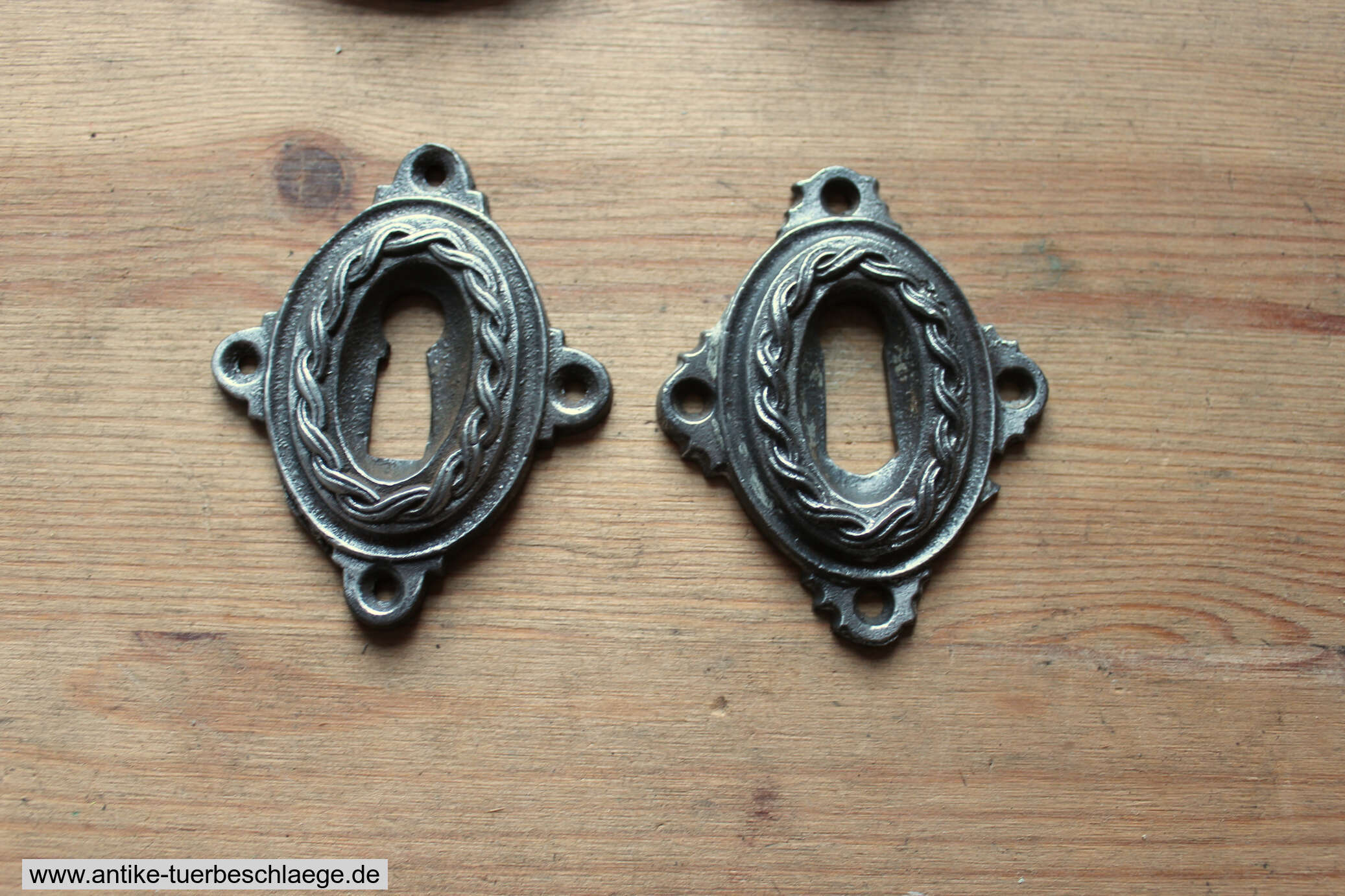 Türklinke aus Gusseisen mit Rosetten um 1890 – Ansicht 3