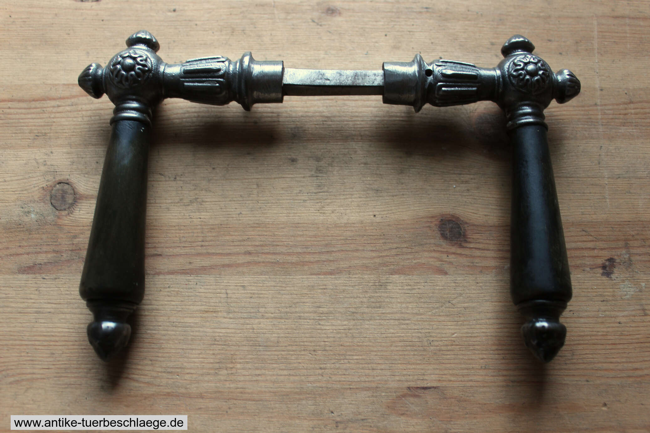 Türklinke aus Gusseisen mit Rosetten um 1890 – Ansicht 4