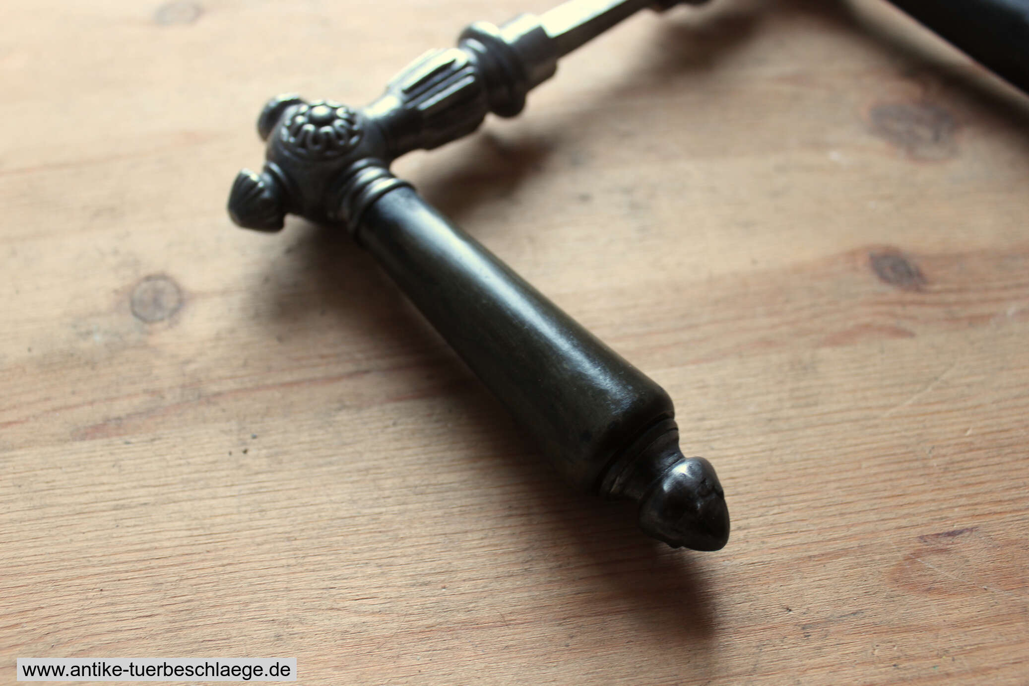 Türklinke aus Gusseisen mit Rosetten um 1890 – Ansicht 5