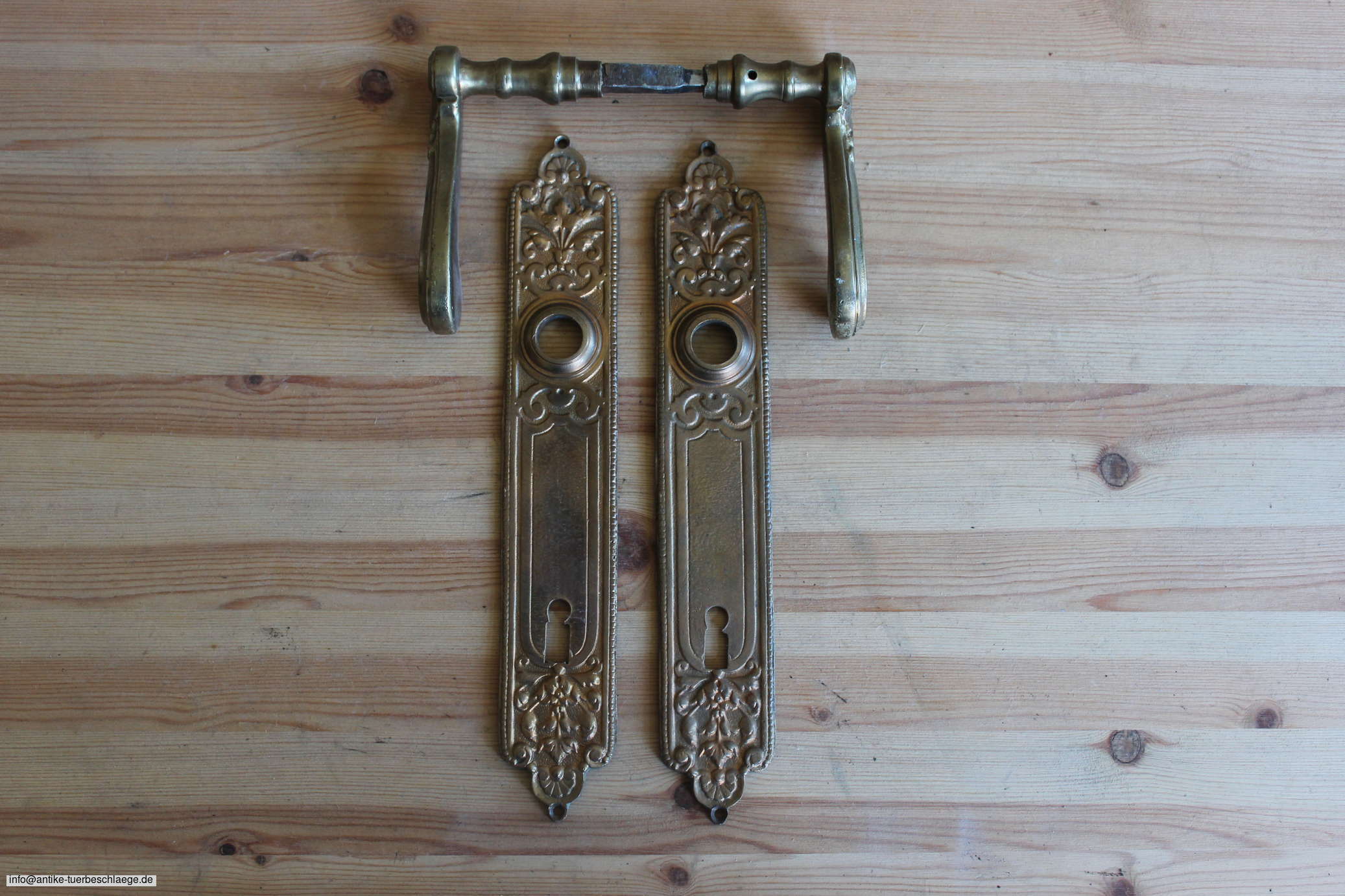 Historischer Türbeschlag, antike Türklinke aus der Gründerzeit um 1870 – Ansicht 1