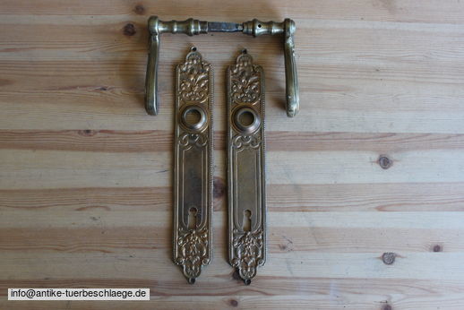 Historischer Türbeschlag, antike Türklinke aus der Gründerzeit um 1870