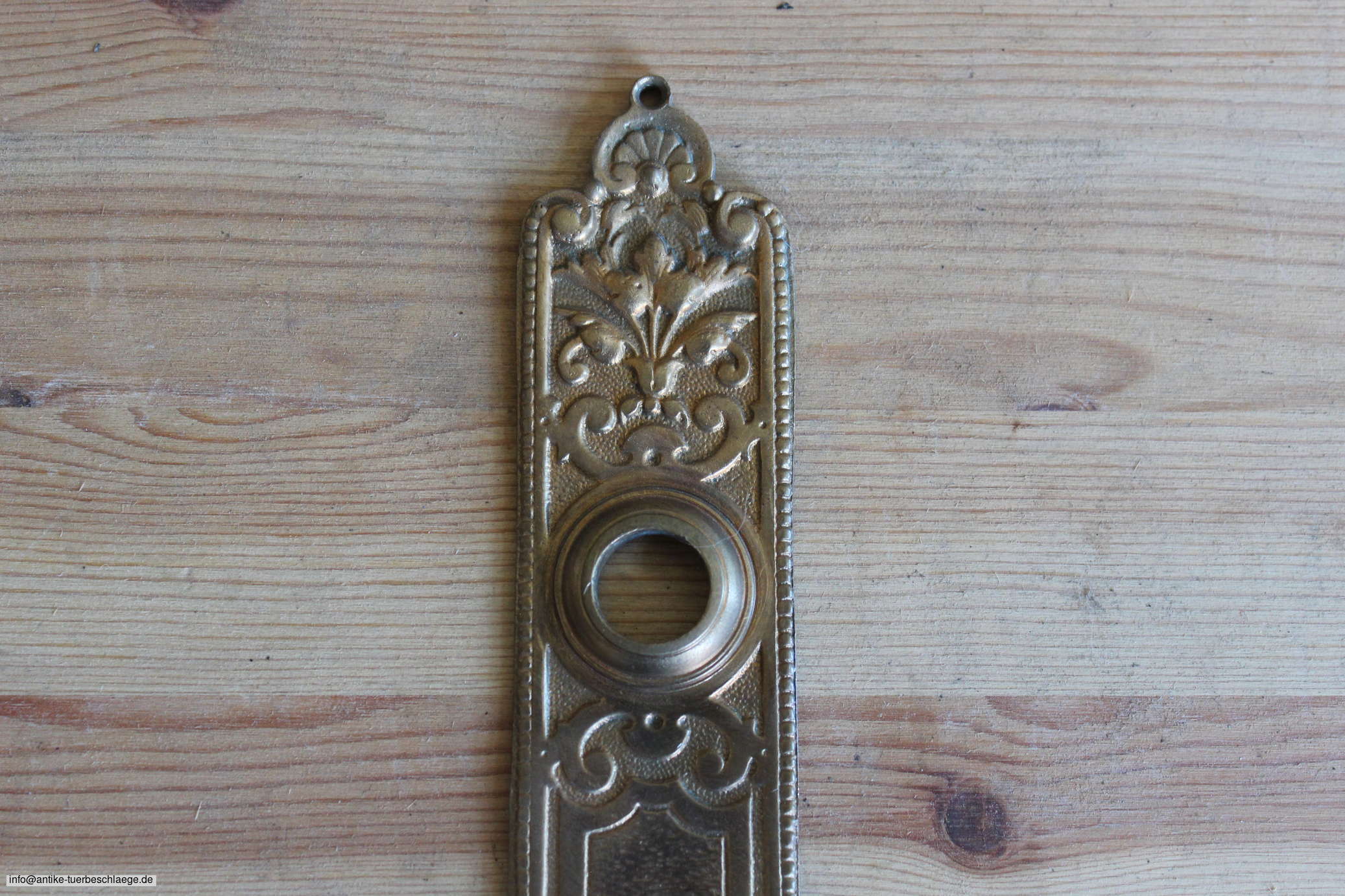 Historischer Türbeschlag, antike Türklinke aus der Gründerzeit um 1870 – Ansicht 2
