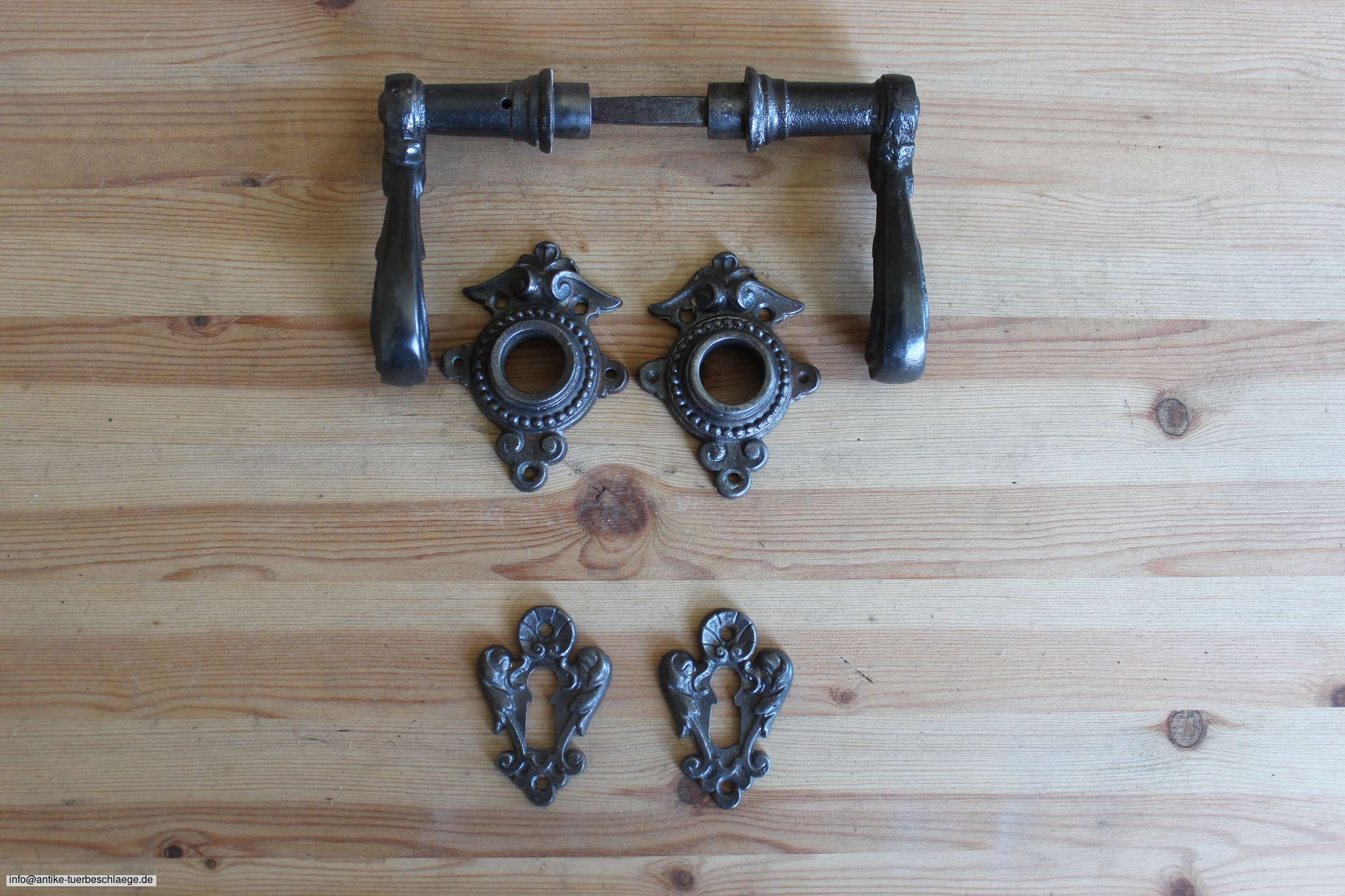 Historischer Türbeschlag, antike Türklinke aus der Gründerzeit um 1890 – Ansicht 1