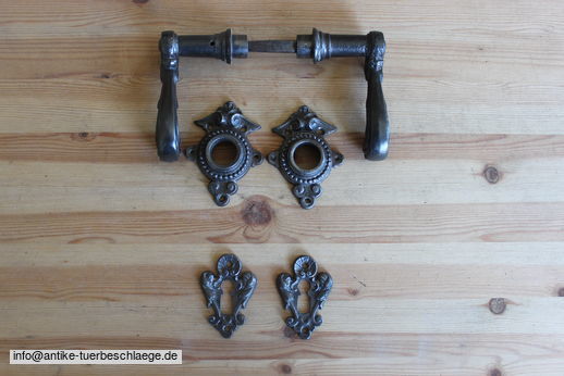 Historischer Türbeschlag, antike Türklinke aus der Gründerzeit um 1890