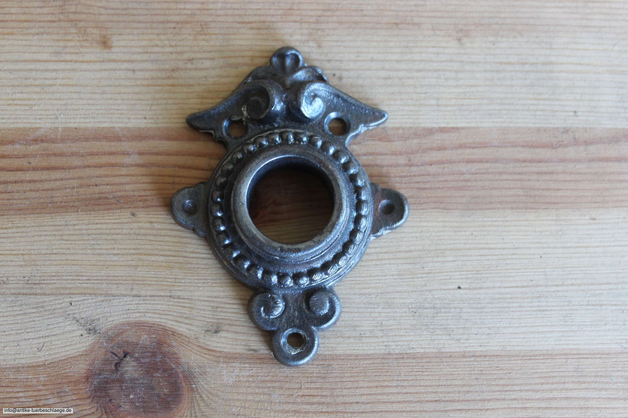 Historischer Türbeschlag, antike Türklinke aus der Gründerzeit um 1890 – Ansicht 2