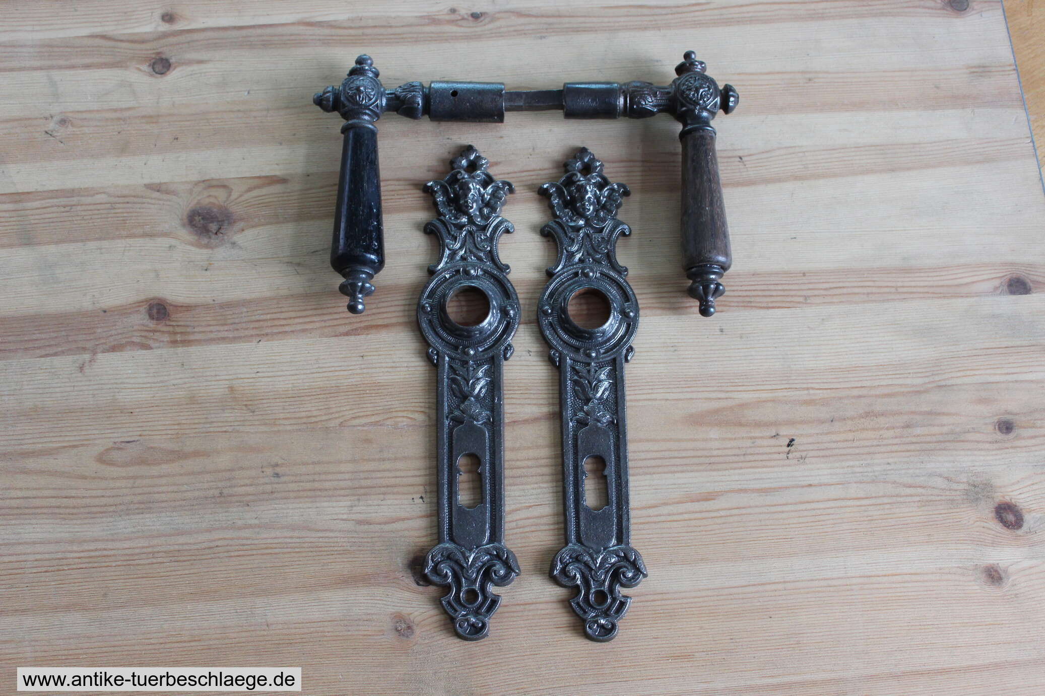 Antike Türdrückergarnitur (Gründerzeit um 1890) 72mm – Ansicht 1