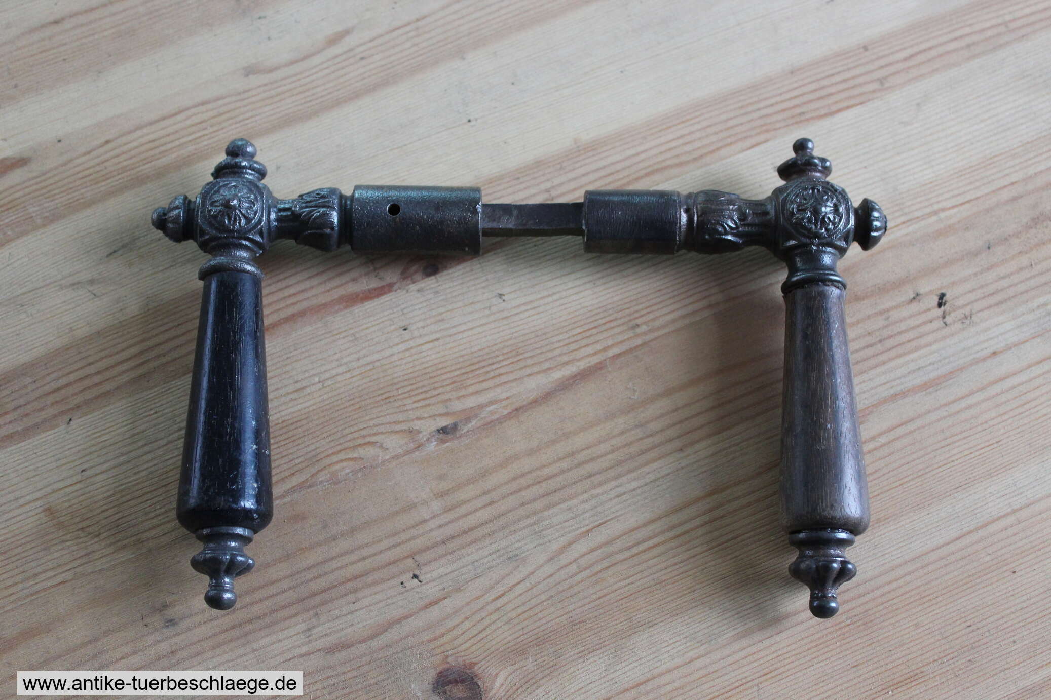 Antike Türdrückergarnitur (Gründerzeit um 1890) 72mm – Ansicht 4