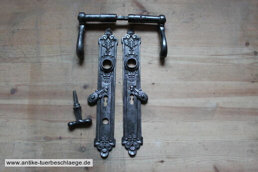 Antike Türklinke  Gründerzeit mit schlichtem Lilienmuster
