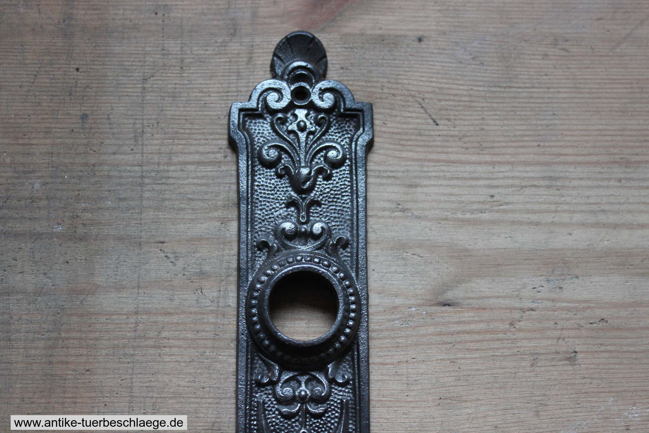 Antike Türklinke  Gründerzeit mit schlichtem Lilienmuster – Ansicht 2