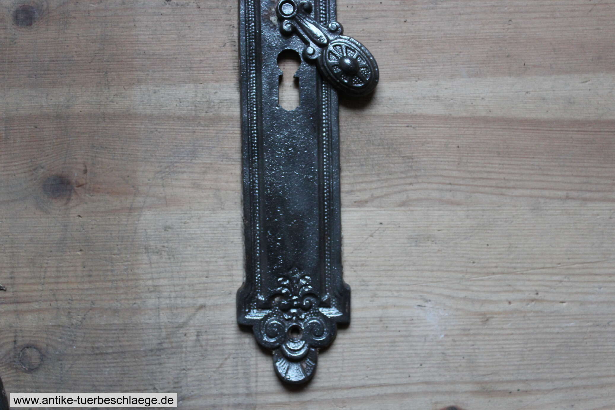 Antike Türklinke  Gründerzeit mit schlichtem Lilienmuster – Ansicht 3