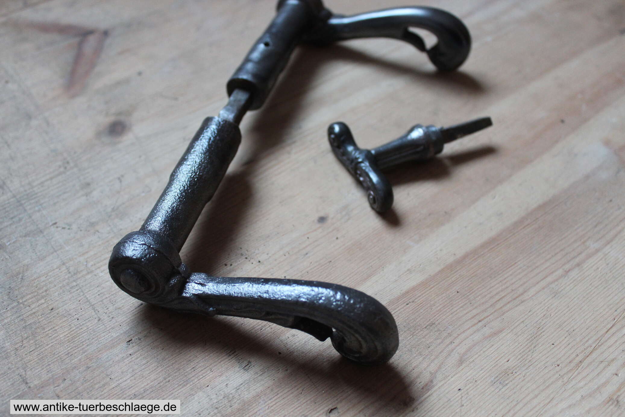 Antike Türklinke  Gründerzeit mit schlichtem Lilienmuster – Ansicht 5