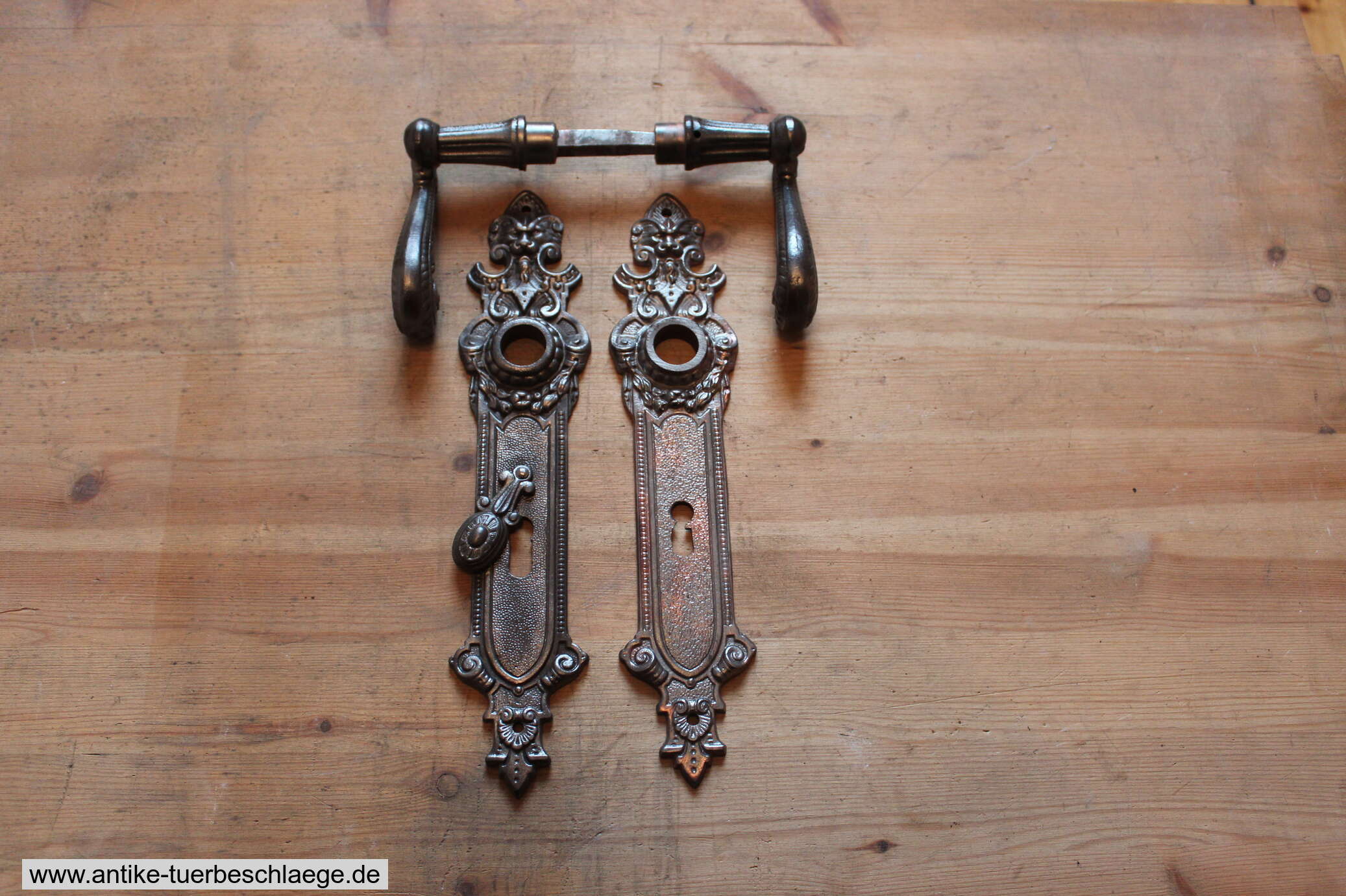 Antike Türklinke  Gründerzeit mit Löwenkopfmuster – Ansicht 1