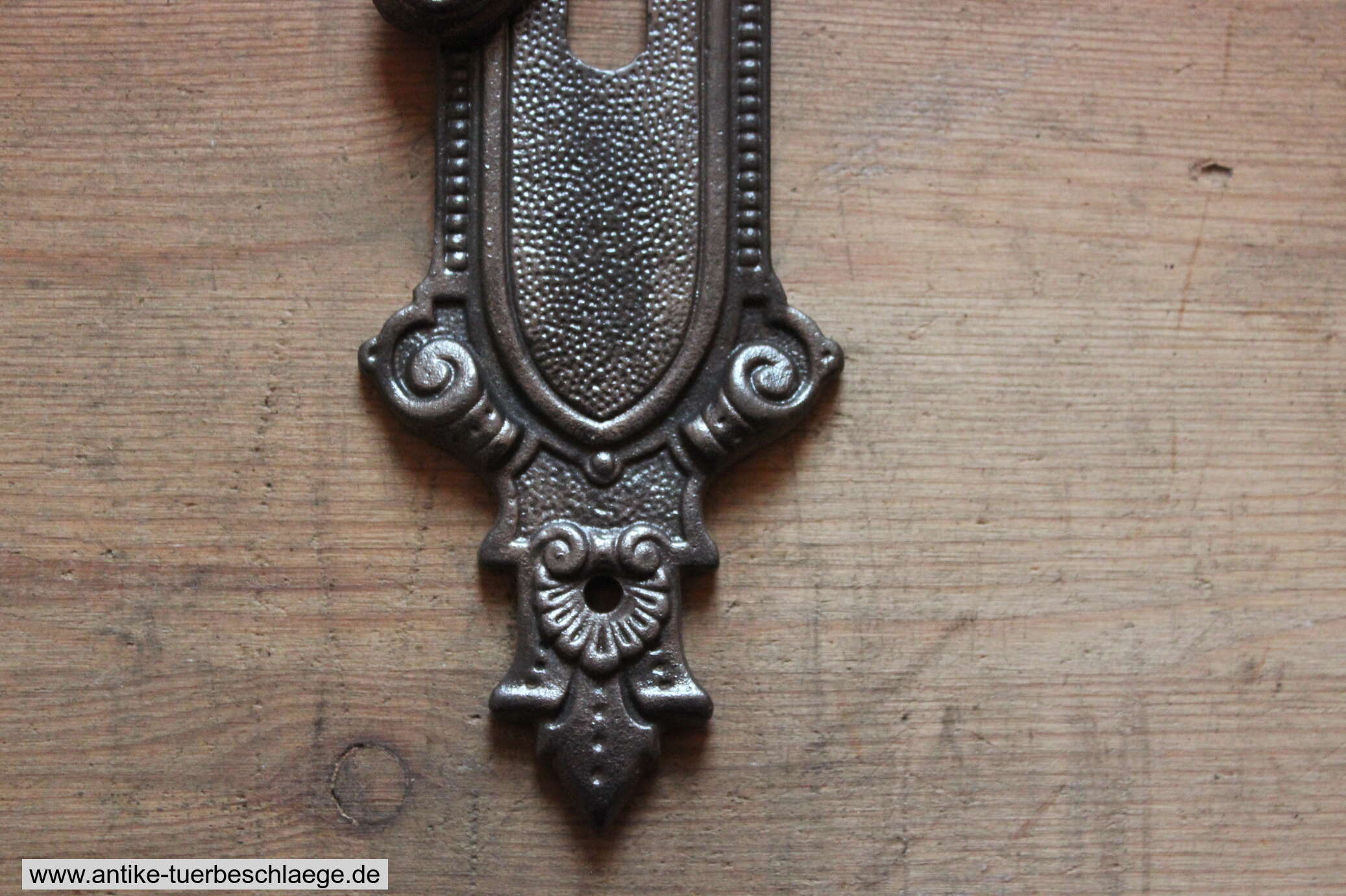 Antike Türklinke  Gründerzeit mit Löwenkopfmuster – Ansicht 3