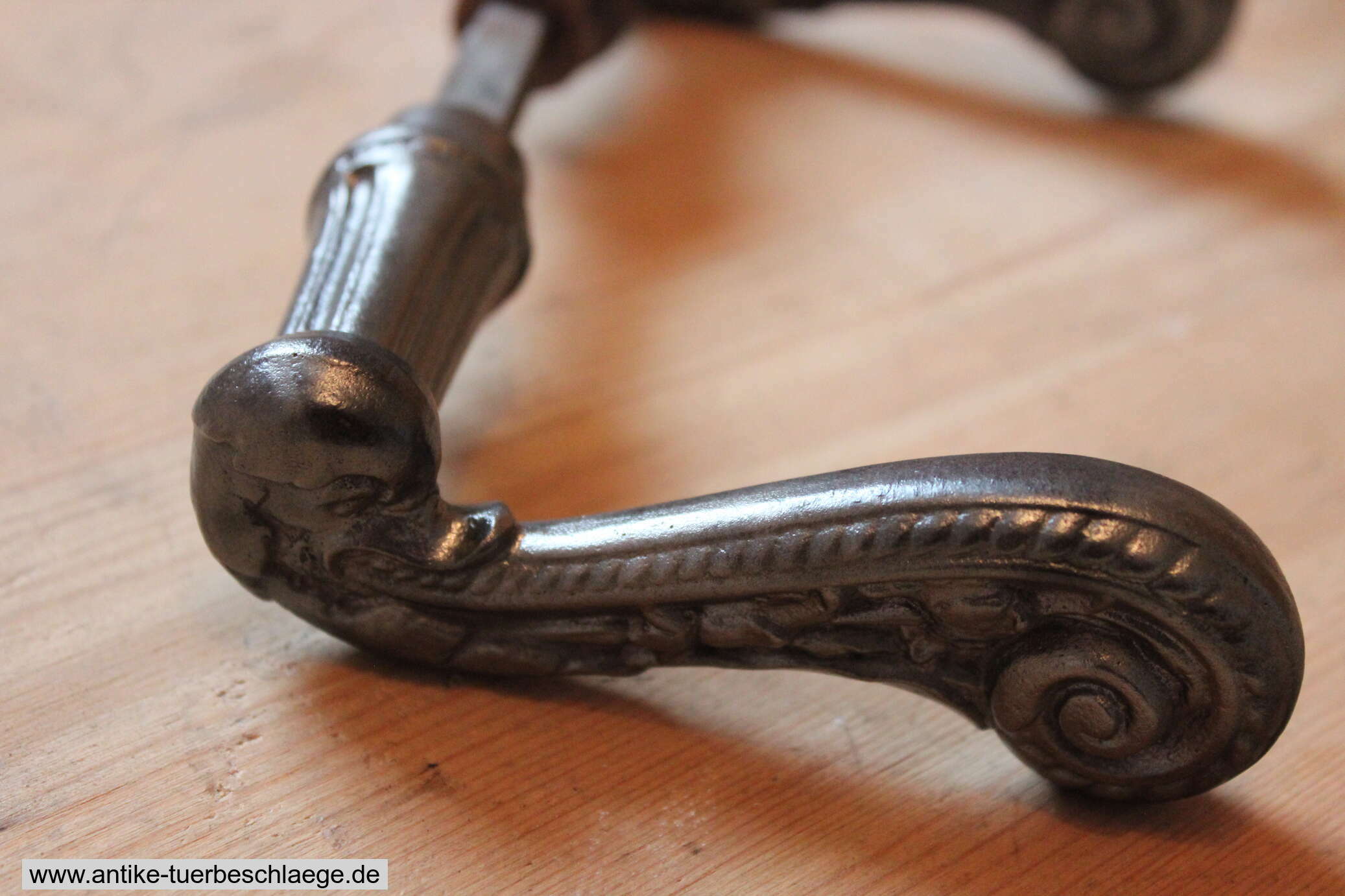 Antike Türklinke  Gründerzeit mit Löwenkopfmuster – Ansicht 5