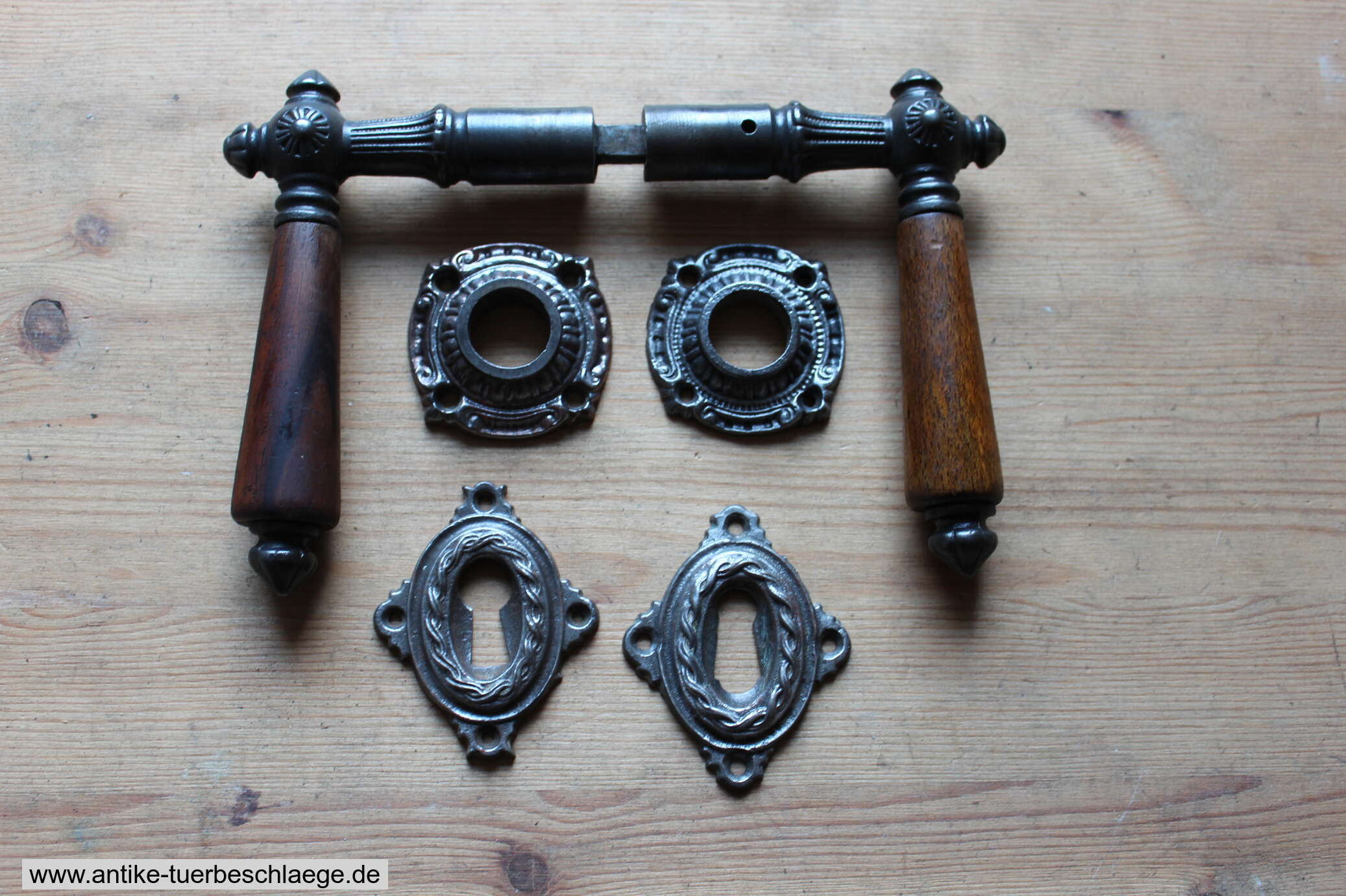 Antike Türdrücker aus Gusseisen mit Rosetten um 1890 – Ansicht 1