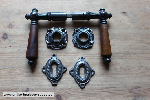 Antike Türdrücker aus Gusseisen mit Rosetten um 1890