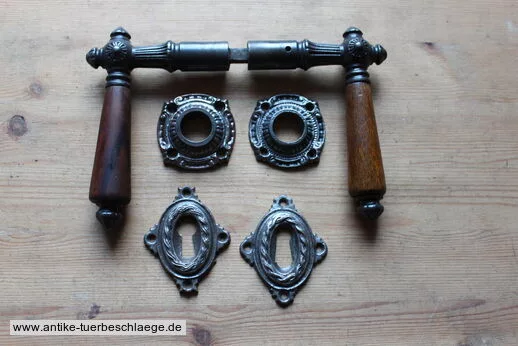 Antike Türdrücker aus Gusseisen mit Rosetten um 1890