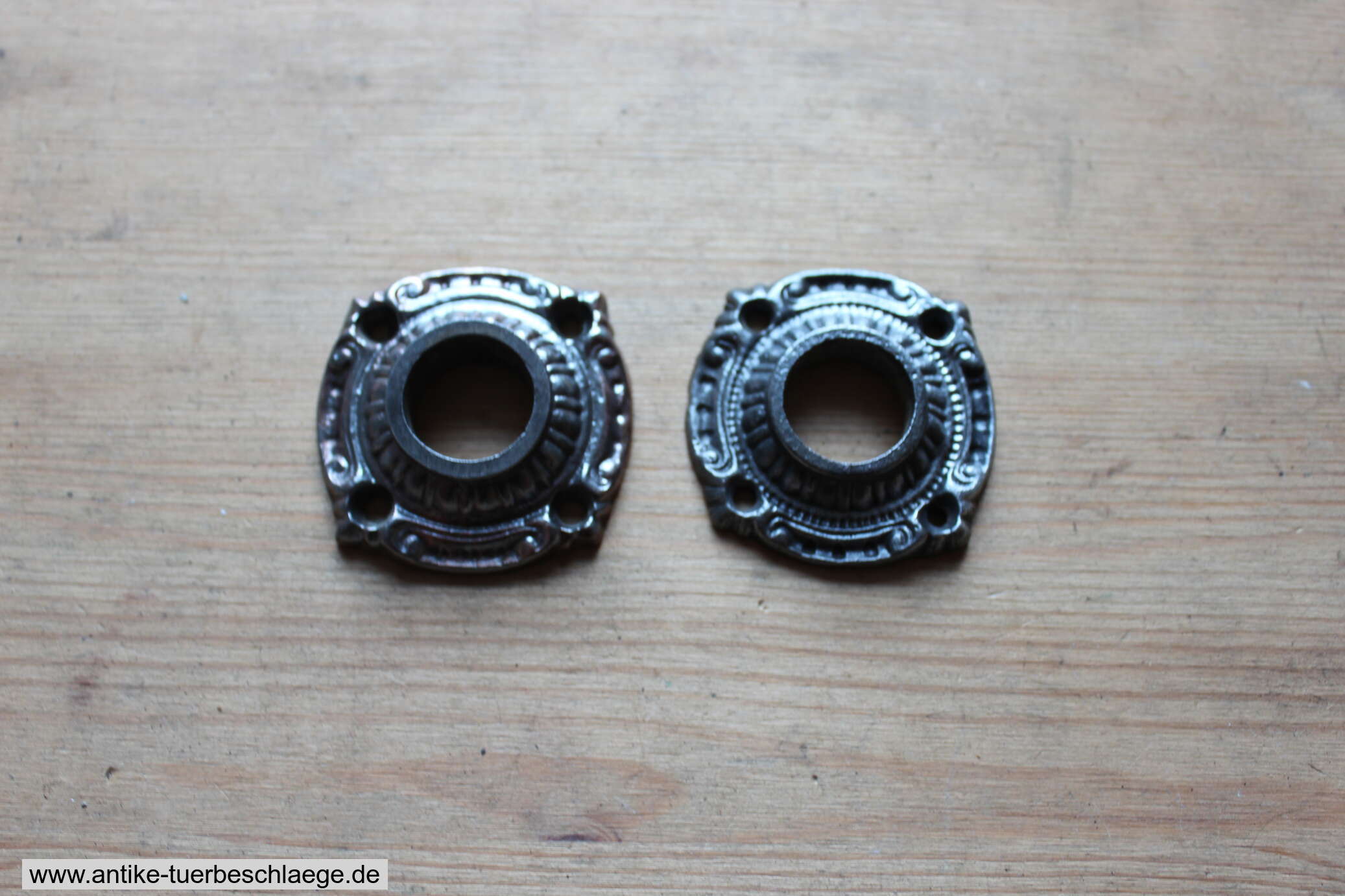 Antike Türdrücker aus Gusseisen mit Rosetten um 1890 – Ansicht 2