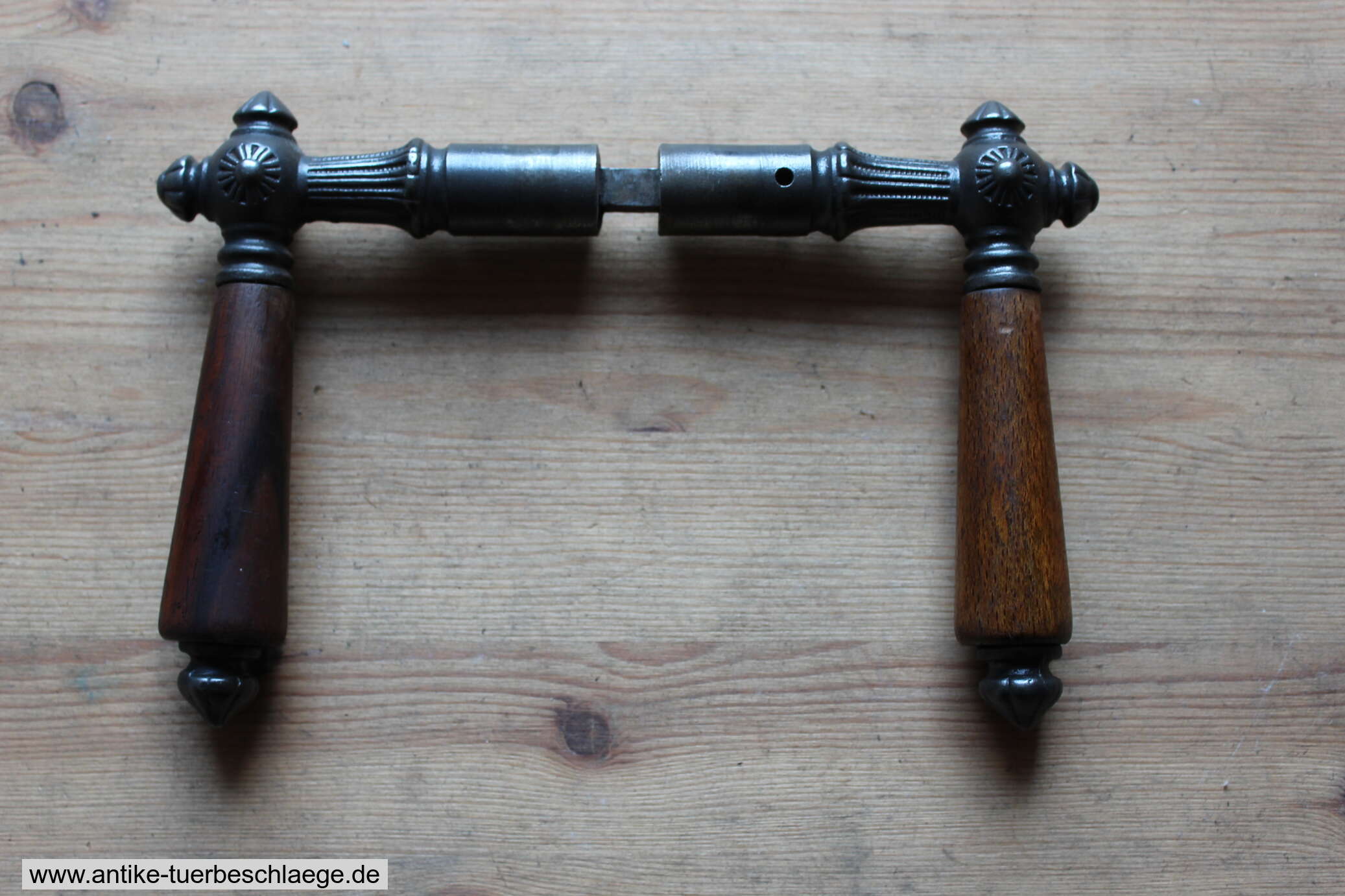 Antike Türdrücker aus Gusseisen mit Rosetten um 1890 – Ansicht 4