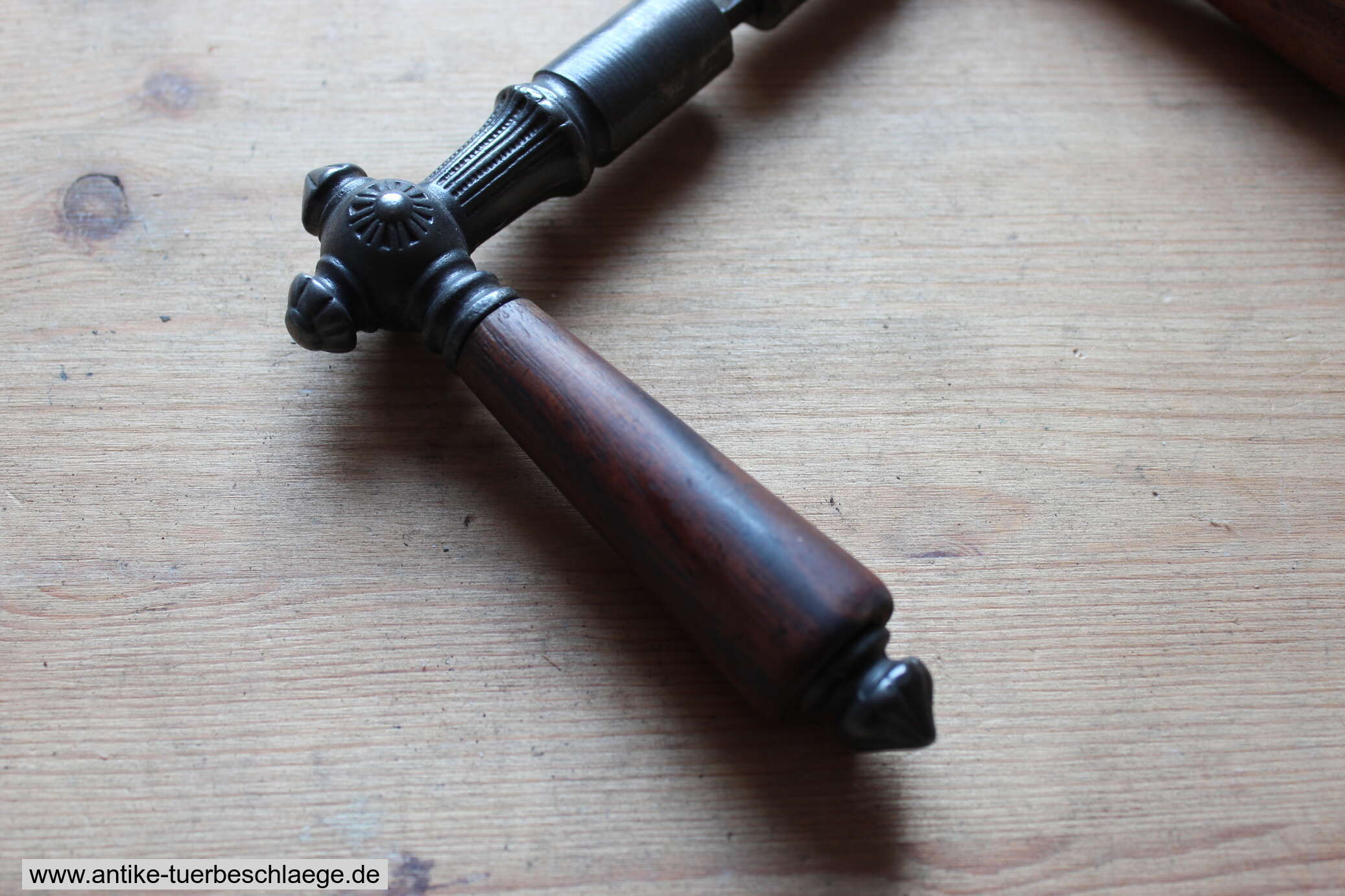 Antike Türdrücker aus Gusseisen mit Rosetten um 1890 – Ansicht 5