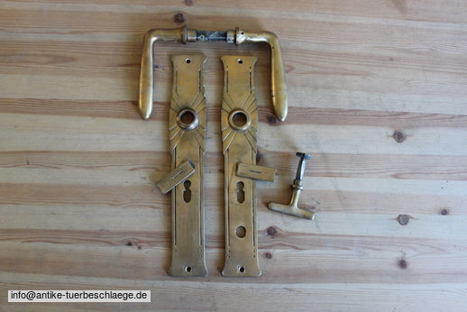 Historischer Türgriff Jugendstil Messing zum Verkauf.  (~1915)