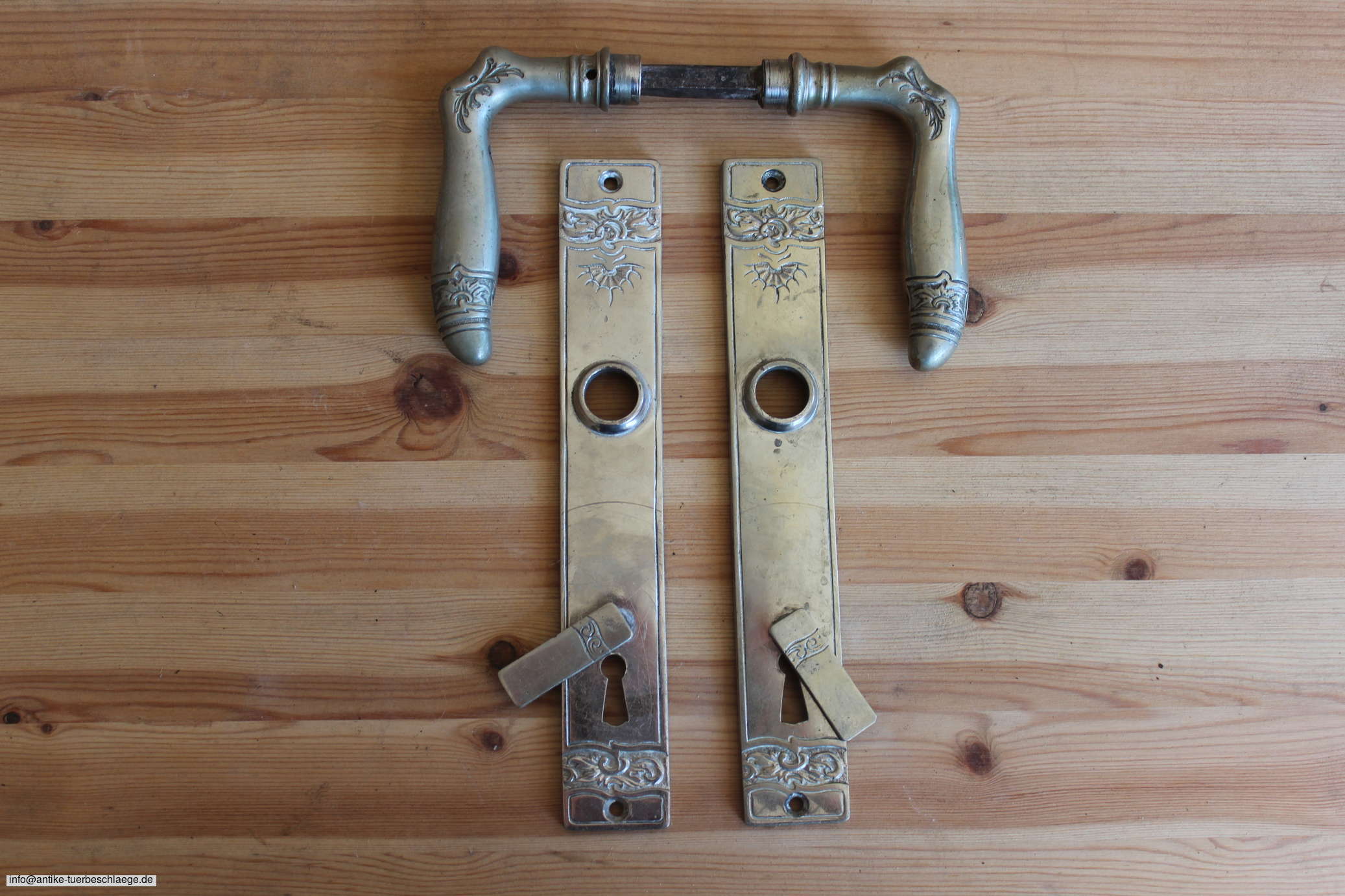 Sehr seltener antiker Türgriff aus Aluguss original Jugendstil (~1915) – Ansicht 1