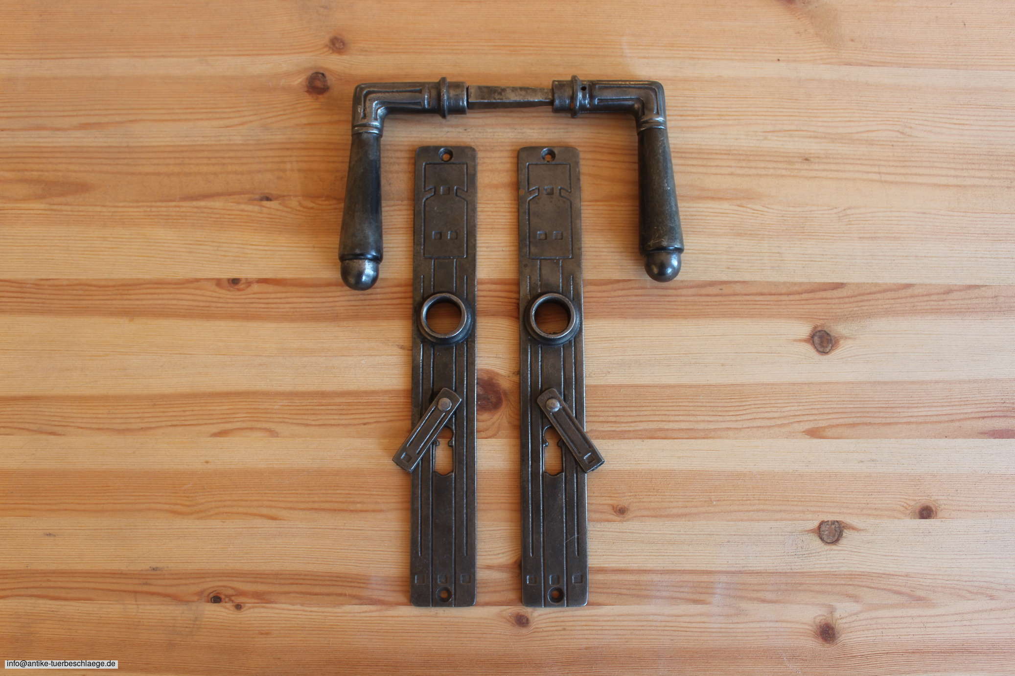 Antiker Türgriff geometrischer Jugendstil (~1915) aus Gusseisen – Ansicht 1