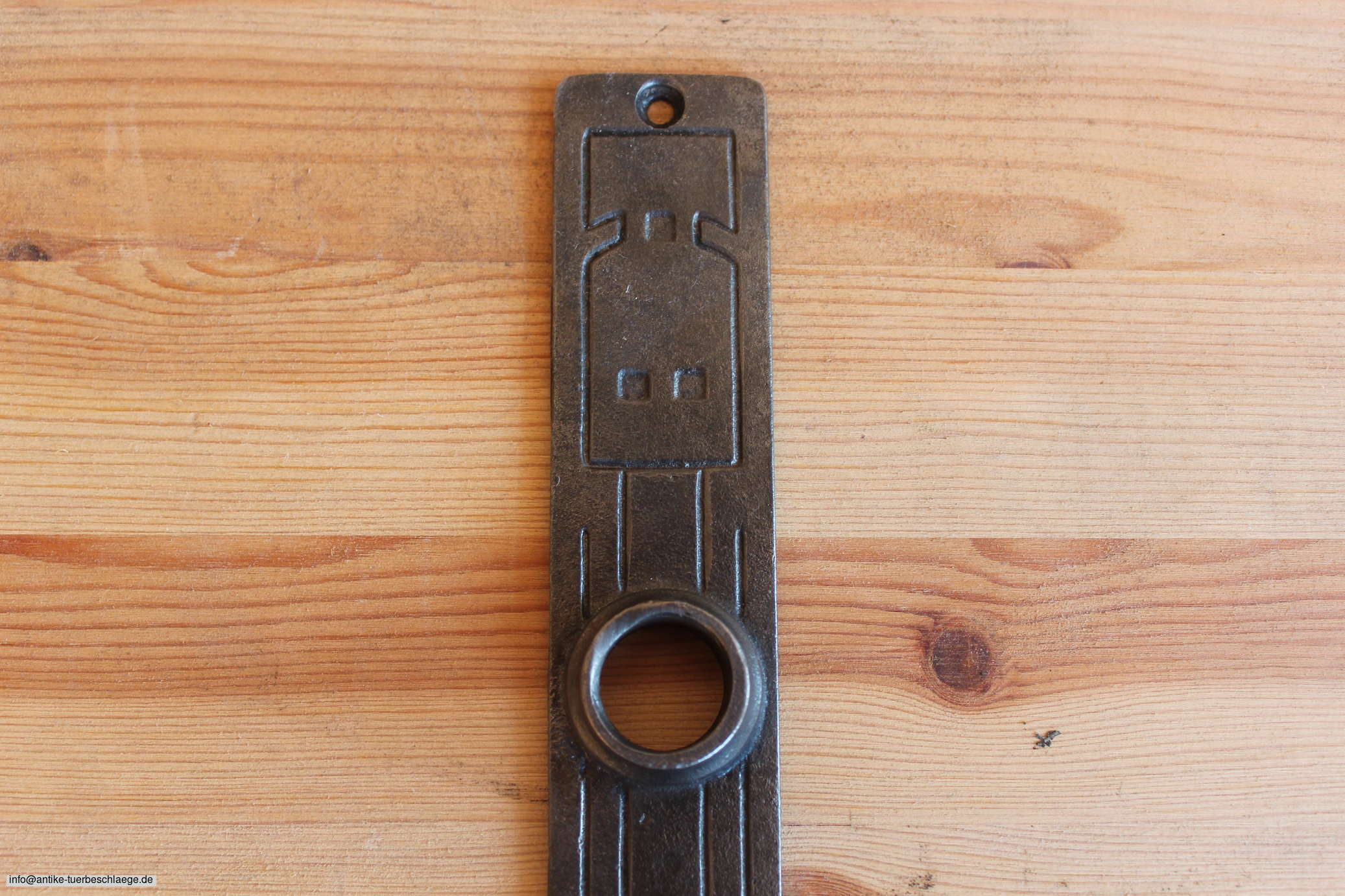 Antiker Türgriff geometrischer Jugendstil (~1915) aus Gusseisen – Ansicht 2