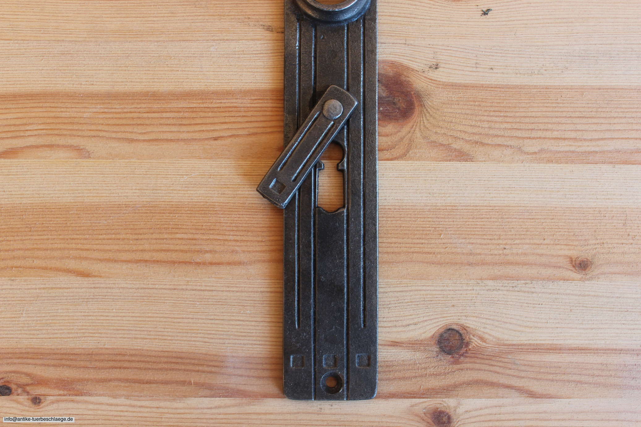 Antiker Türgriff geometrischer Jugendstil (~1915) aus Gusseisen – Ansicht 3