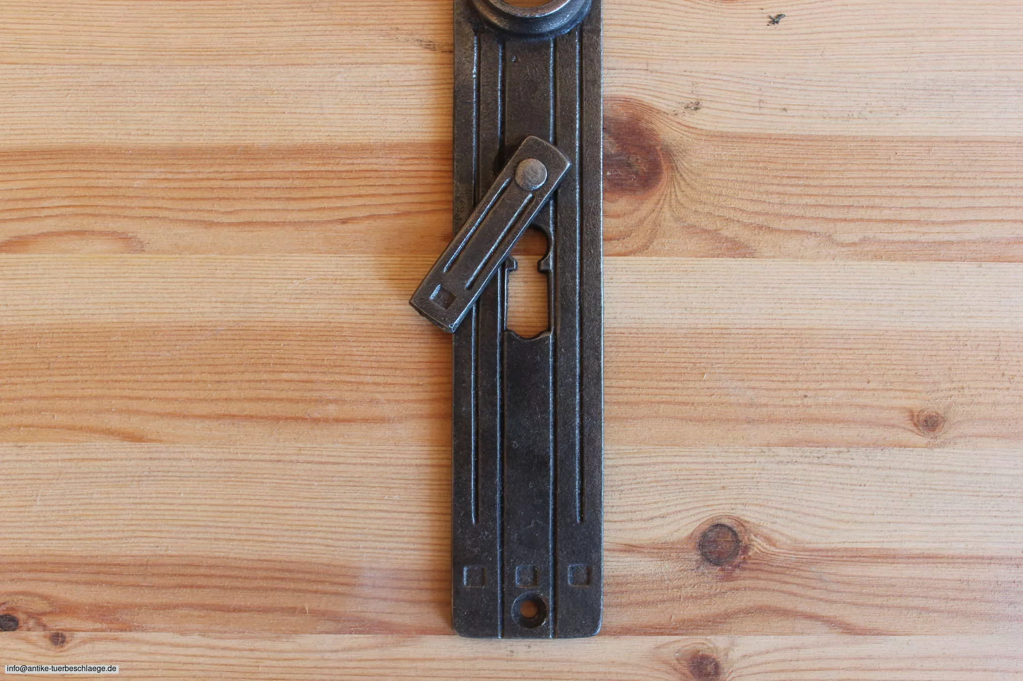 Antiker Türgriff geometrischer Jugendstil (~1915) aus Gusseisen – Ansicht 3