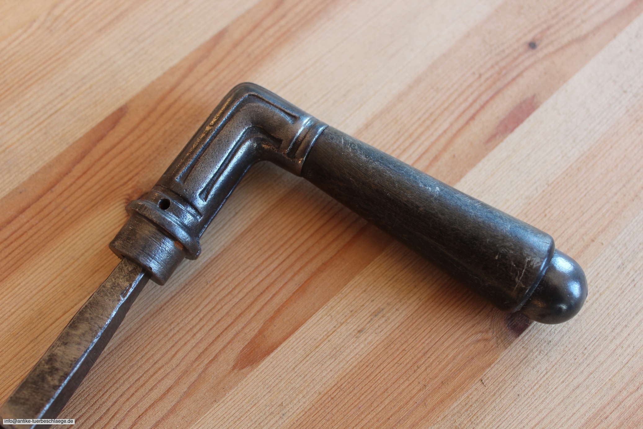 Antiker Türgriff geometrischer Jugendstil (~1915) aus Gusseisen – Ansicht 5