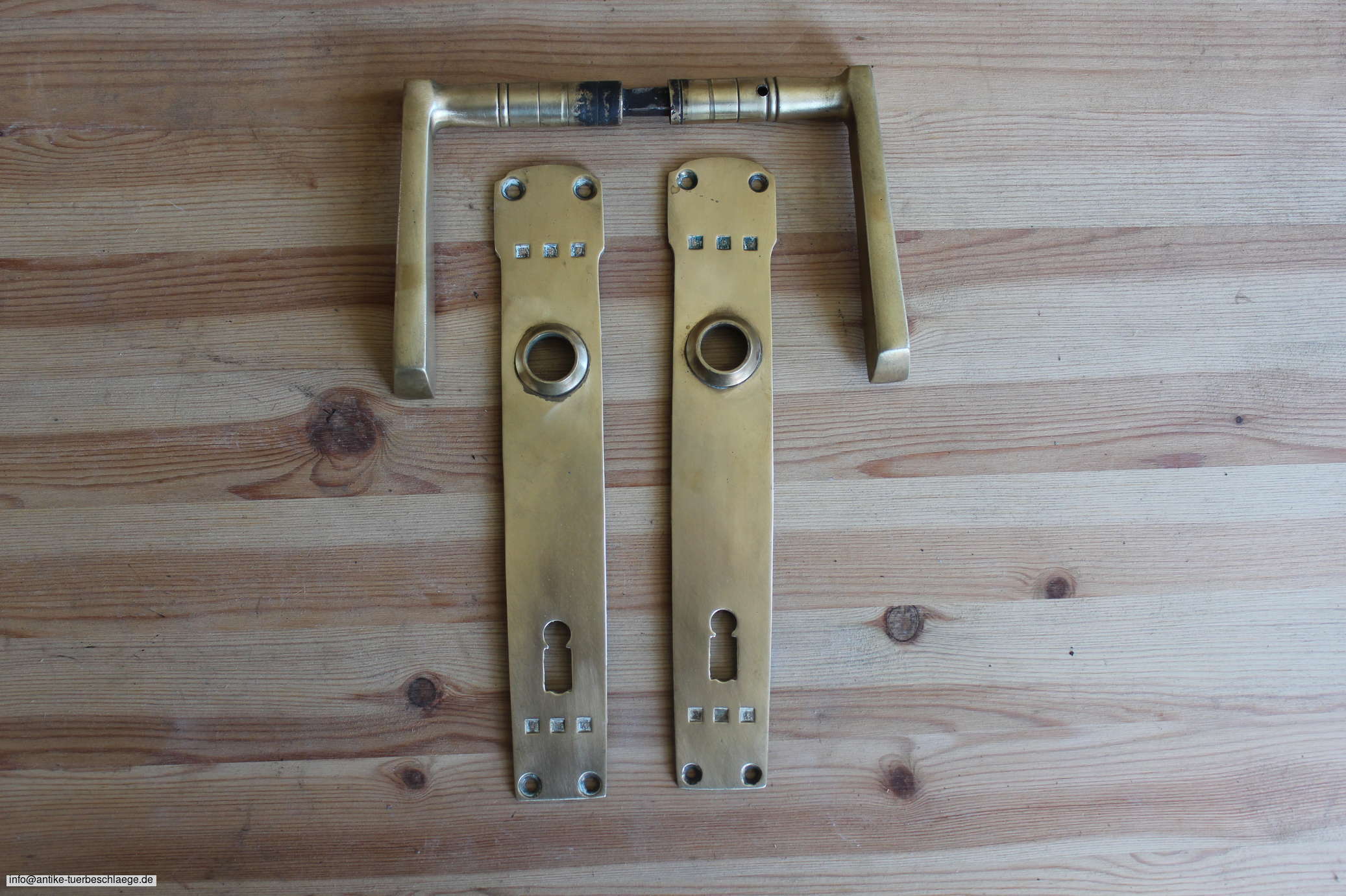 Antike Türbeschläge, antike Türklinke geometrischer Jugendstil  (~1910 Würfelmuster) – Ansicht 1