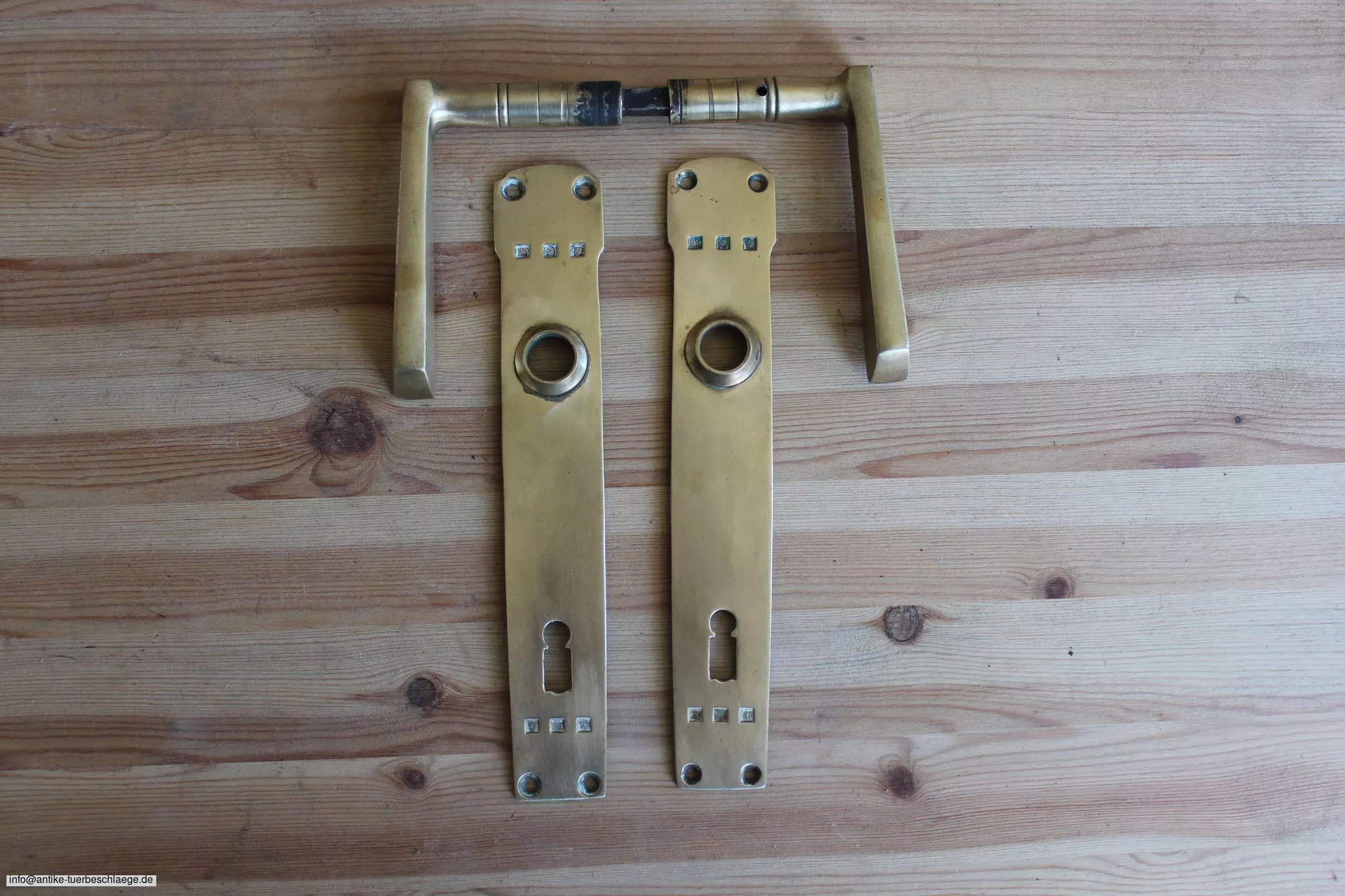 Antike Türbeschläge, antike Türklinke geometrischer Jugendstil  (~1910 Würfelmuster) – Ansicht 1