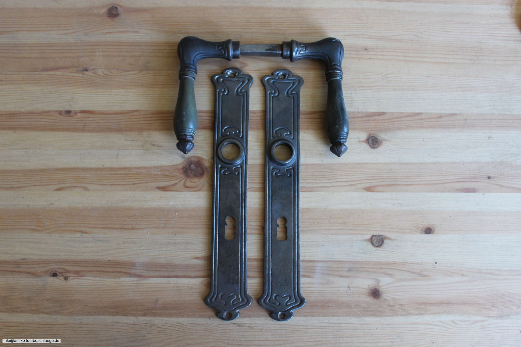 Antike Türbeschläge, antike Türklinke geometrischer Jugendstil  (~1910 Würfelmuster) – Ansicht 1