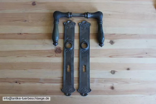Antike Türbeschläge, antike Türklinke geometrischer Jugendstil  (~1910 Würfelmuster)