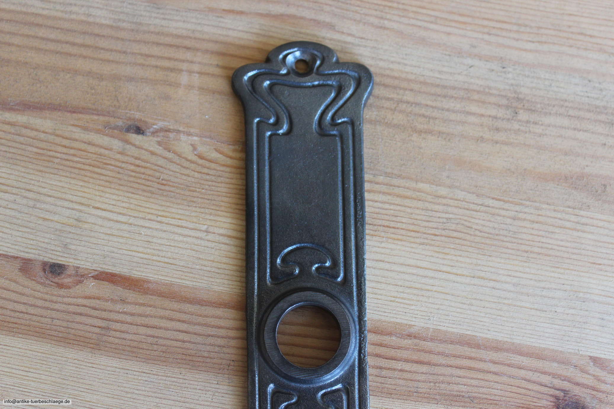 Antike Türbeschläge, antike Türklinke geometrischer Jugendstil  (~1910 Würfelmuster) – Ansicht 2