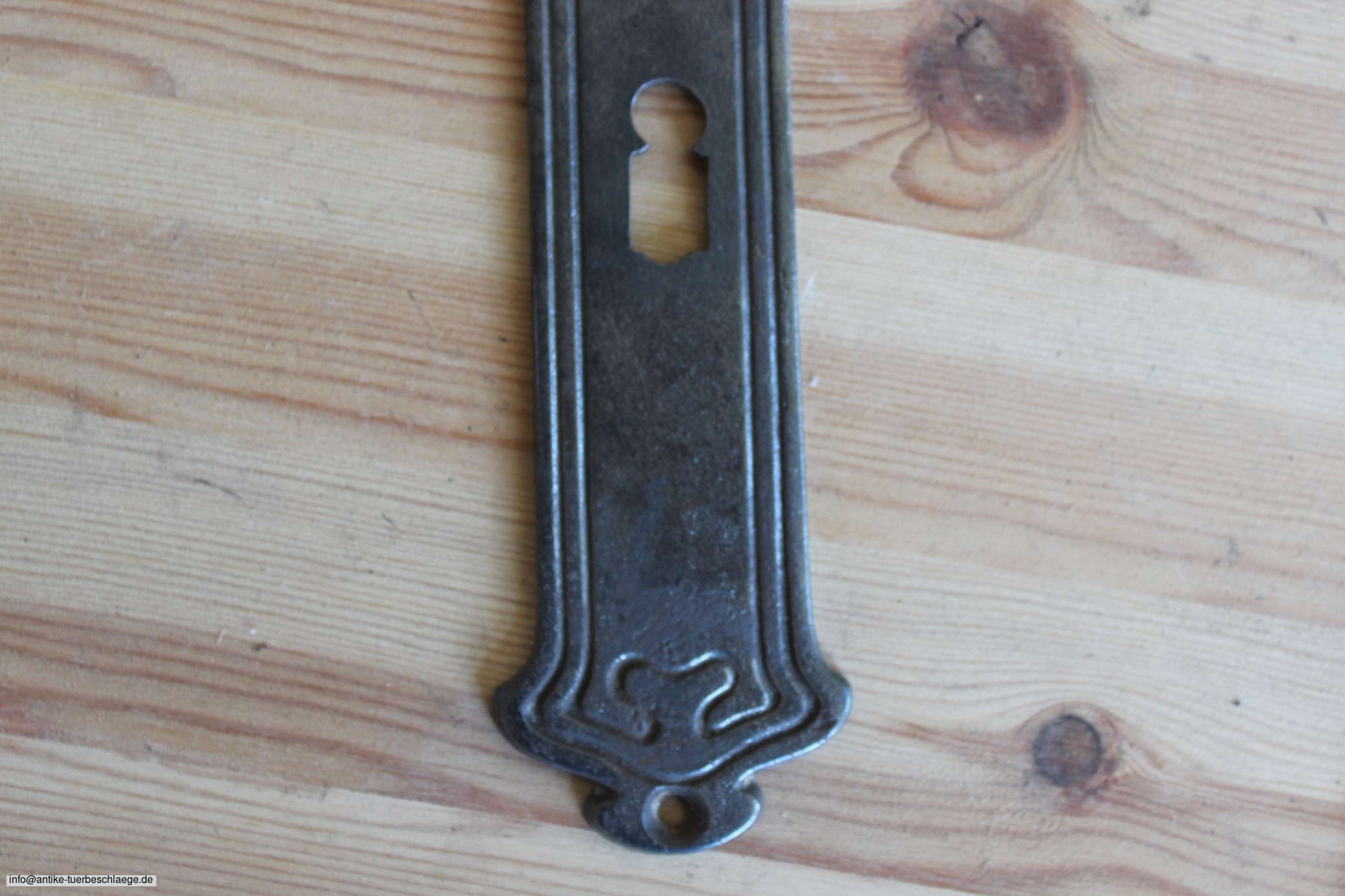 Antike Türbeschläge, antike Türklinke geometrischer Jugendstil  (~1910 Würfelmuster) – Ansicht 3