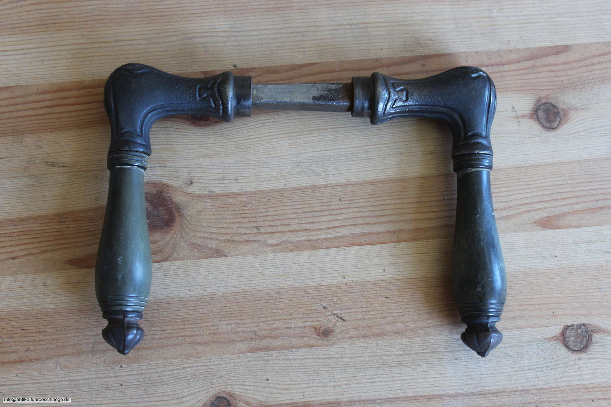 Antike Türbeschläge, antike Türklinke geometrischer Jugendstil  (~1910 Würfelmuster) – Ansicht 4